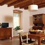 Borgo Mondragon מלון דירות לאזיסה