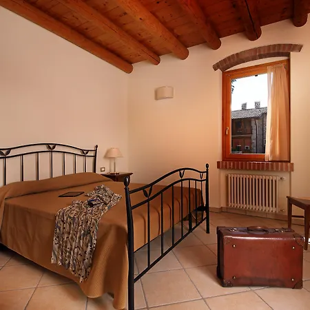 Borgo Mondragon 3* לאזיסה