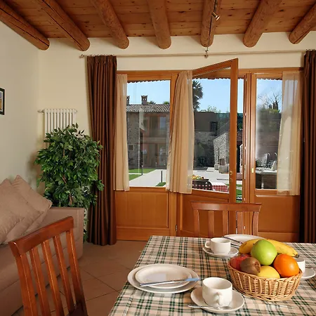 Borgo Mondragon מלון דירות לאזיסה