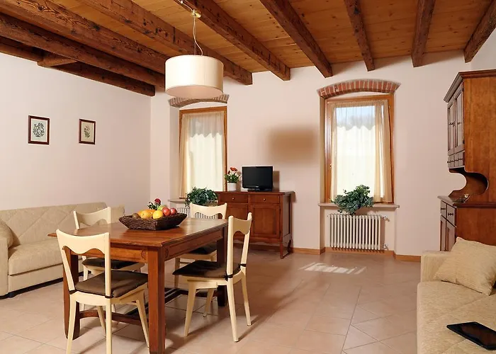 Borgo Mondragon لاتيزي
