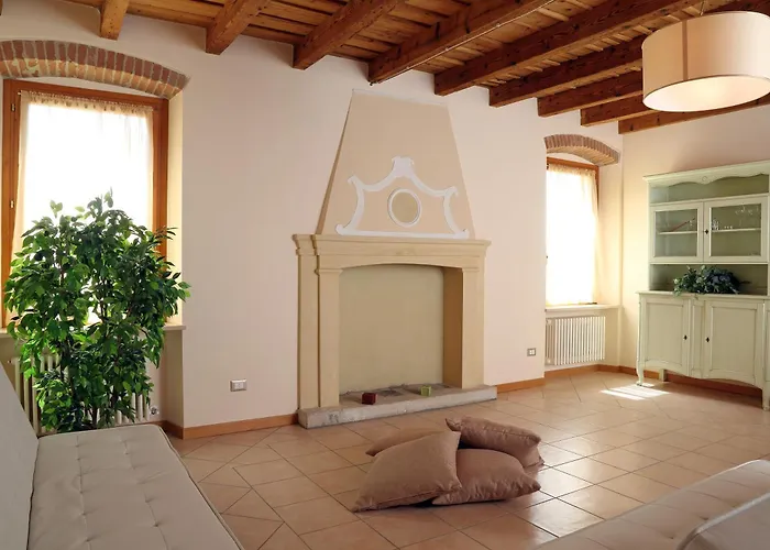 Borgo Mondragon 3* لاتيزي