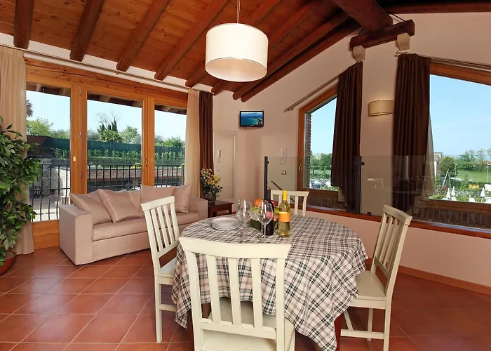 Borgo Mondragon لاتيزي