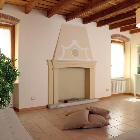 Borgo Mondragon 3* לאזיסה
